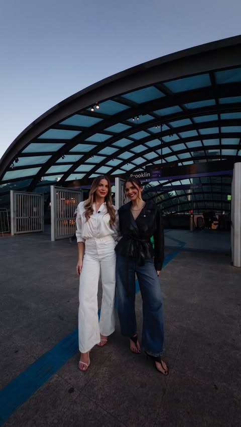 Post do perfil atual: as duas sócias em frente à entrada da estação Brooklin do metrô, fim de tarde